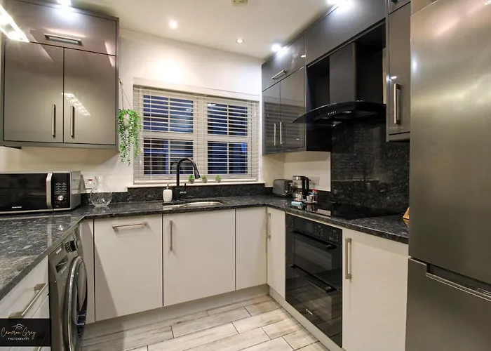 Nice 2 Bed House, Office, Wi-Fi, Free Parking